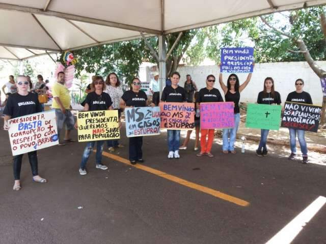 Contrastando com &quot;panela&ccedil;o&quot;, mulheres protestam em sil&ecirc;ncio em visita de Dilma