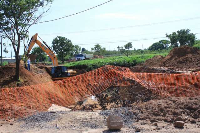 Obra de drenagem interdita via na Gury Marques e tr&acirc;nsito &eacute; desviado