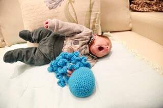 Daniel dorme com as mãozinhas agarradas no polvo de crochê. (Foto: Alcides Neto)