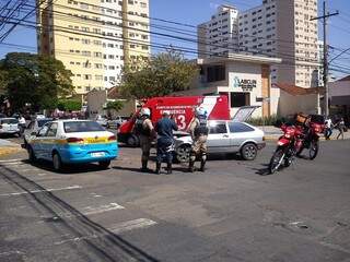 Acidente ocorreu no cruzamentos das ruas Marechal Rondon e Pedro Celestino (Foto: Jefferson Nunes)