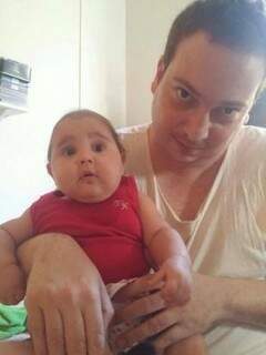 Bruno com a sobrinha Céu, aos 8 meses. 