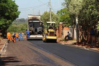 Máquinas trabalham em obra de asfalto no Jardim Tarumã, em Naviraí (Foto: Divulgação)