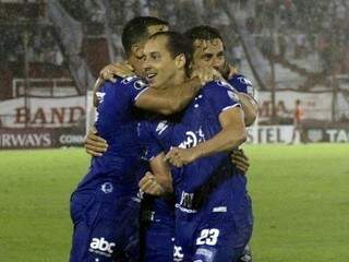Jogadores comemorando o gol da partida embaixo de chuva. (Foto: CruzeiroFC) 