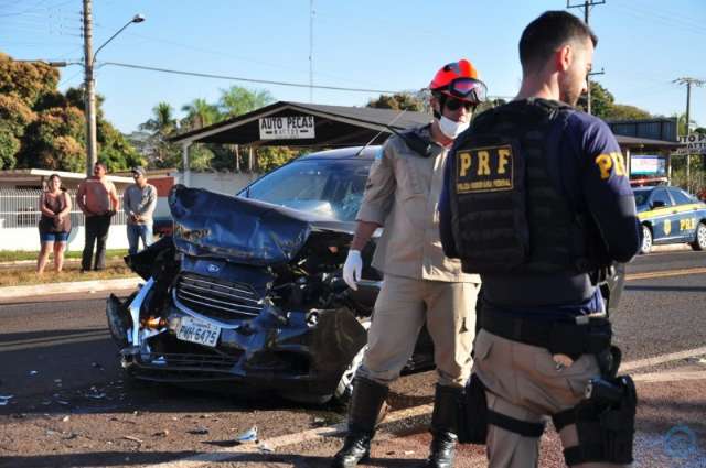 Colis&atilde;o entre Ford Ka e carreta fere motorista, esposa e filha de 3 anos