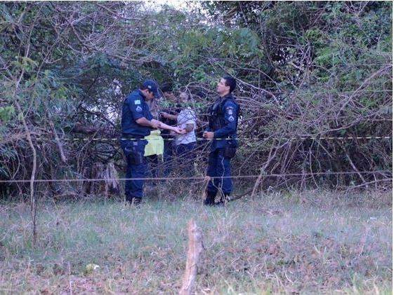 Homem &eacute; encontrado morto com sinais de enforcamento em matagal