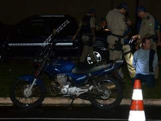Motociclista sendo preso, após furar bloqueio policial. (Foto: Minamar Júnior)