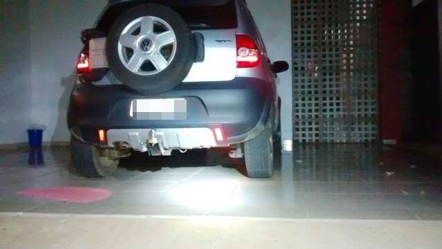 Resid&ecirc;ncia &eacute; atingida por v&aacute;rios tiros na madrugada, enquanto casal dormia