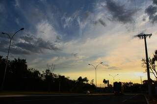 O céu amanheceu entre nuvens na Capital, mas previsão é de calor e chuva no fim da tarde. (Foto: Marcos Ermínio) 