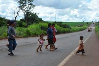 Índios atravessa a rodovia BR-463. (Foto: Divulgação/MPF)