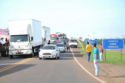 PRF ameaça multar em R$ 10 mil caminhoneiros parados nas rodovias