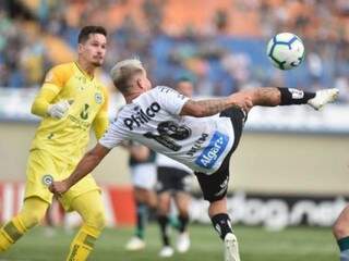 Soteldo pega bola de primeira e marca golaço no Serra Dourada (Foto: Santos FC/Divulgação)