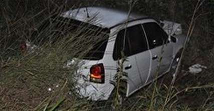 Carga de soja derramada em rodovia provoca acidente com carro