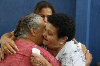 O primeiro abraço das irmãs depois de 44 anos (Foto: Cleber Gellio)