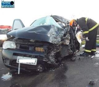 O condutor do Fiat Pálio ficou preso as ferragens (Foto: Nova Notícias)