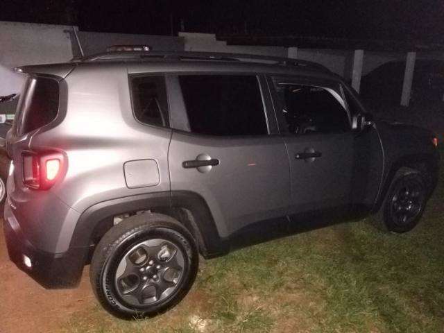 Motorista foge da pol&iacute;cia na contram&atilde;o e acaba preso com carro roubado 
