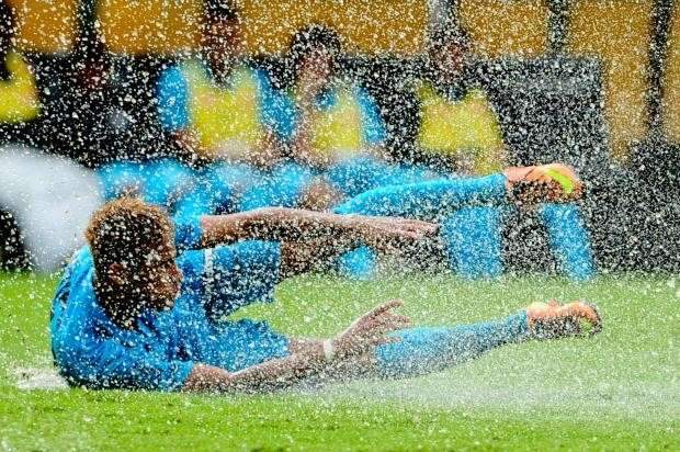 Debaixo de muita chuva, Paulista surpreende Santos e vence por 3 a 1