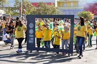Em Três Lagoas, o desfile de aniversário foi marcado pelo futebol (Foto: Prefeitura de Três Lagoas)