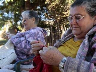 Leonilda e a irmã, Maria Lúcia, &#039;crochetando&quot; em frente de casa. (Foto: Cleber Gellio)