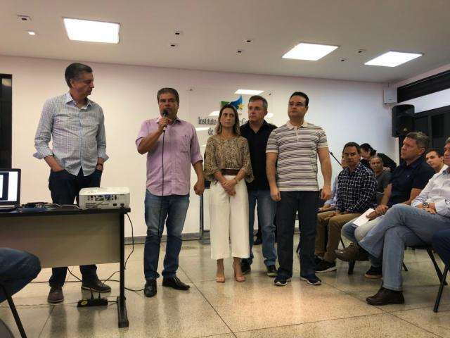 Com R$ 100 milh&otilde;es em emendas, prefeito promete recapear 200 km