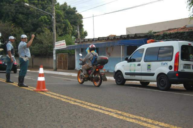  Blitz multa 59 e recolhe motocicletas no bairro S&atilde;o Francisco
