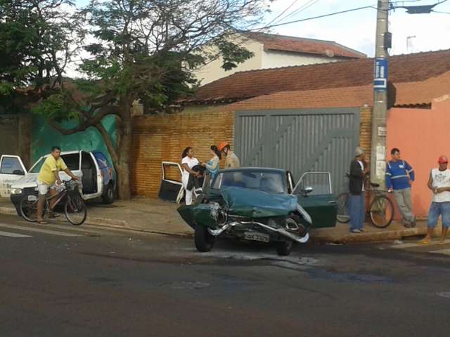 Acidente em cruzamento deixa motorista ferido e ve&iacute;culo destru&iacute;do 
