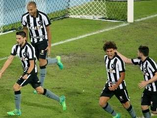 Jogadores comemoram gol que deu a classificação ao clube alvinegro (Foto: SS Press/Botafogo)