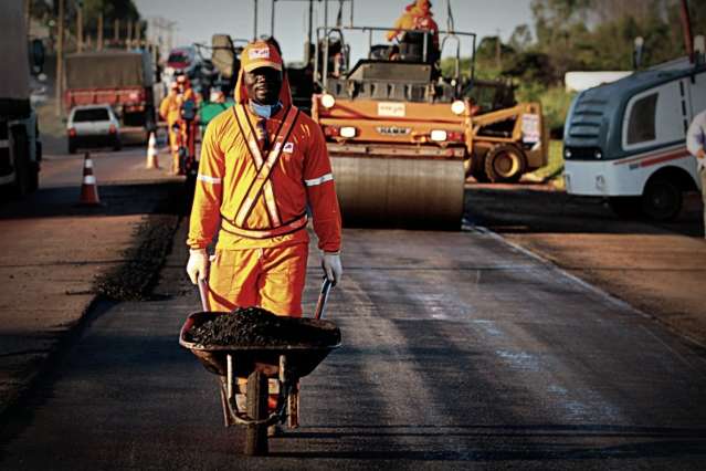 CCR traz haitianos para obra que vai tirar fama de &quot;rodovia da morte&quot; da BR-163