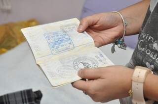 Passaportes colecionam carimbos. (Foto: Marcelo Callazans)