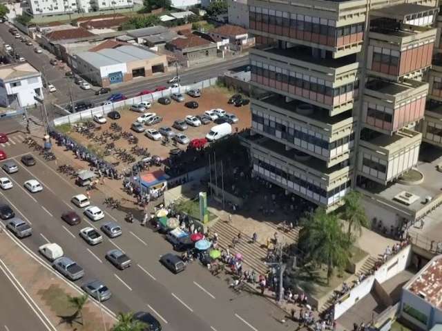 Eleitores madrugam e adiam almo&ccedil;o para realizar cadastro biom&eacute;trico