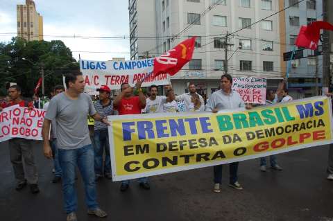 Manifestação contra impeachment de Dilma leva 2,8 mil às ruas da Capital