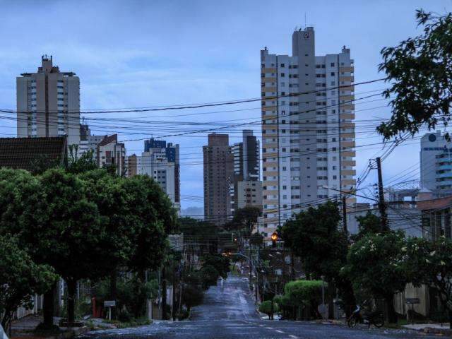 Tempo amanhece &ldquo;fechado&rdquo; e m&iacute;nima pode chegar a 13&ordm;C no Estado