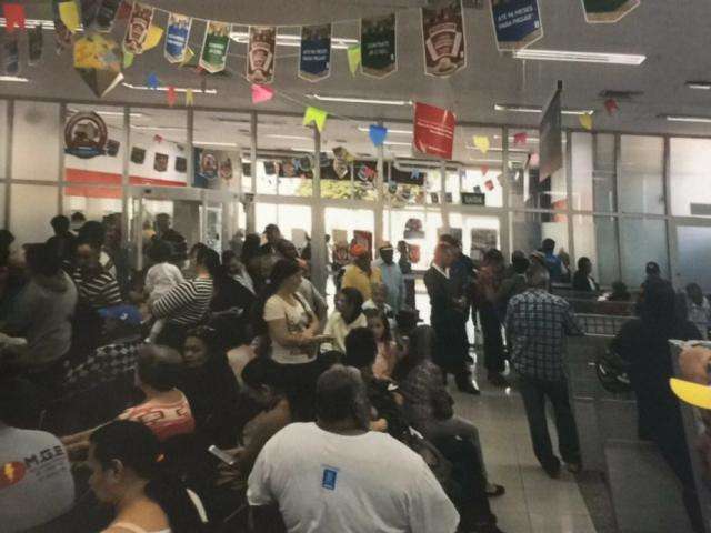 Procon-MS flagra clientes aguardando mais de 2 horas em fila de banco