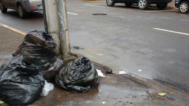 Problem&atilde;o nos bairros, buracos tamb&eacute;m consomem asfalto no Centro