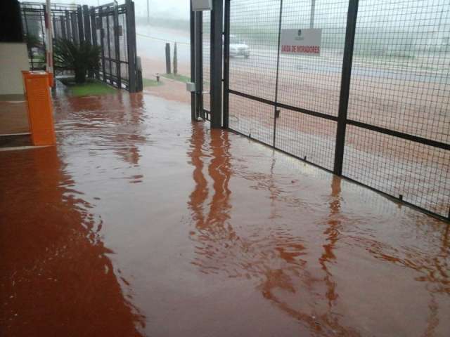 For&ccedil;a da &aacute;gua da chuva abre buraco em muro de residencial