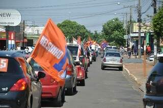A carreta em prol do candidato Nelsinho reuniu cerca de 100 carros (Foto: Marcelo Calazans)