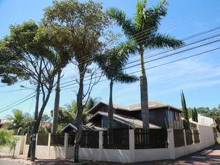 Casa é aconchego da família mesmo morando em ambiente urbano. (Foto: Alcides Neto)