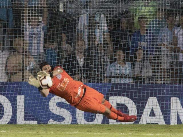 Nos p&ecirc;naltis, C&aacute;ssio brilha e Corinthians avan&ccedil;a na Copa Sul-Americana