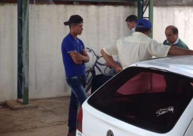 Chefe do Detran &eacute; flagrado tecendo rede de pesca no hor&aacute;rio de expediente