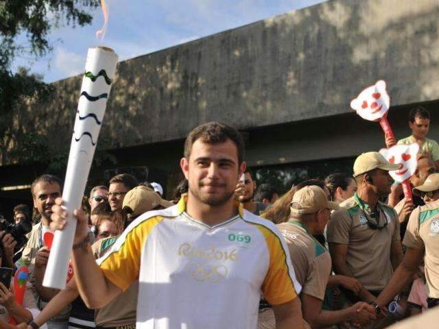 Tocha &eacute; recebida com festa na UFMS e segue de &ocirc;nibus para novo trajeto