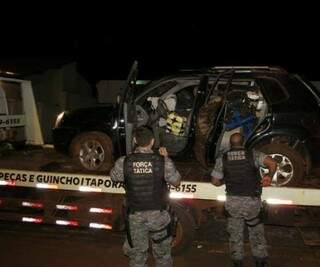 Carro de luxo capotou na MS-156 após perseguição policial. (Foto: Fábio Campos / Diário Itaporã)