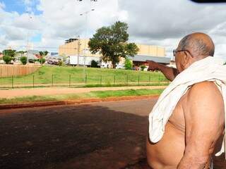 Aposentado Sérgio, 84 anos, é obrigado a contornar uma quadra para chegar a supermercado. (Foto: Rodrigo Pazinato)