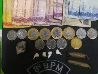 Militares encontraram quatro porções de crack, cinco gramas de maconha e dois cigarros da droga, além de R$ 83,75 em notas trocadas. (Foto: Divulgação)