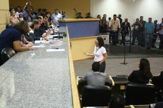 Luiza questionando Mario Cesar pouco antes de abandonar a sessão  (Foto: Marcos Ermínio)