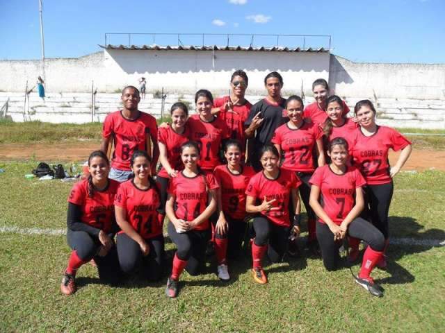Jogadoras pedem dinheiro no sem&aacute;foro para ir &agrave; final de futebol americano