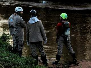 Militares às margens do Rio Anhanduí, em Campo Grande, onde criança de dez anos morreu afogada nesta tarde (08). (Foto: André Bittar)