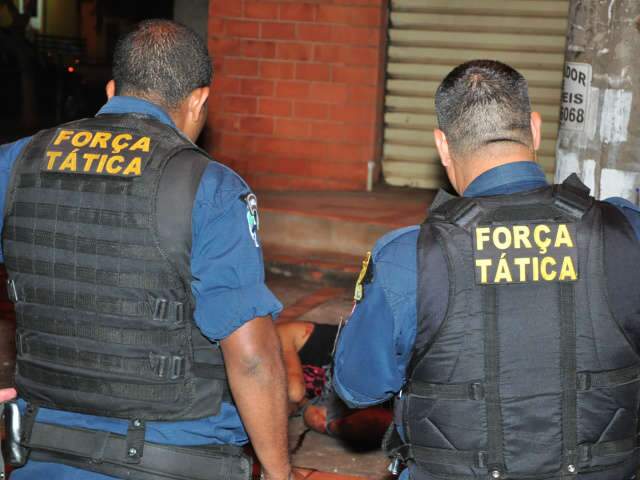  Com disparo na cabe&ccedil;a, homem  morre no bairro Tiradentes