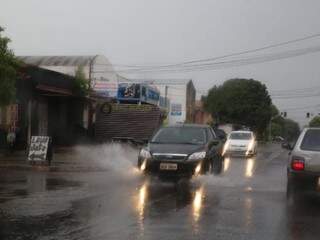 Campo Grande já registrou chuva neste sábado. (Foto: Henrique Kawaminami)
