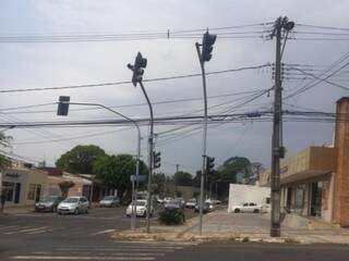 Semáforos estão localizados na rua Rodolfo José Pinho. (Foto: Direto das Ruas)