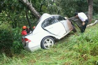 O carro ficou preso na árvore. (Foto: Marcos Ermínio)