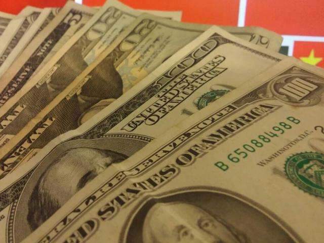 Mesmo com interven&ccedil;&atilde;o do BC, d&oacute;lar dispara e fecha o dia a R$ 3,925